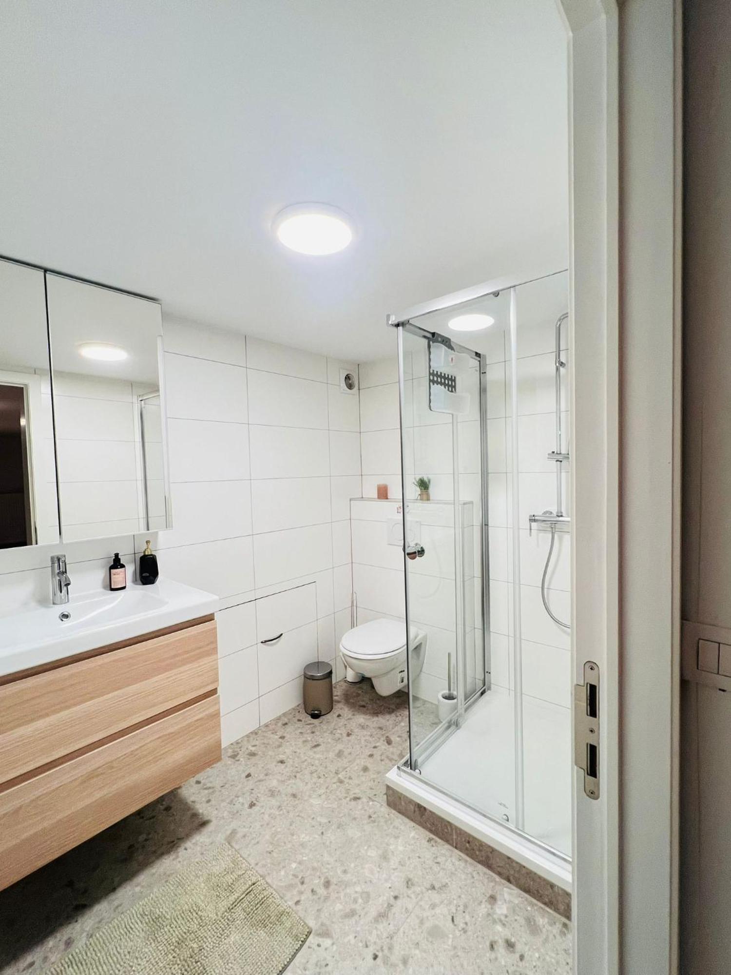 Oneluxstay Near Fashion District Антверпен Экстерьер фото