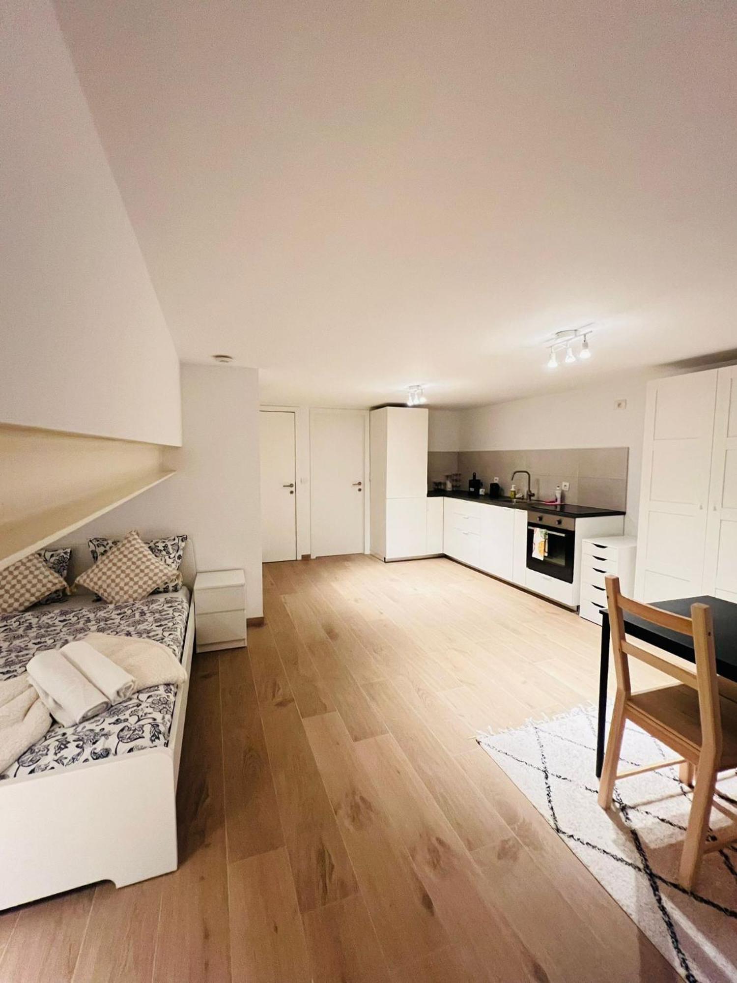 Oneluxstay Near Fashion District Антверпен Экстерьер фото